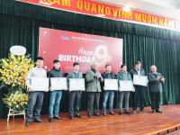 Thành viên Cộng đồng NukeViet - Công ty VINADES (ngoài cùng bên trái) nhận Bằng khen của Hội tin học Việt Nam
