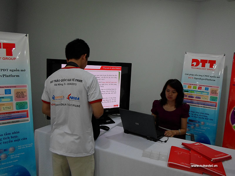 Logo NukeViet trên áo phong của sự kiện.
