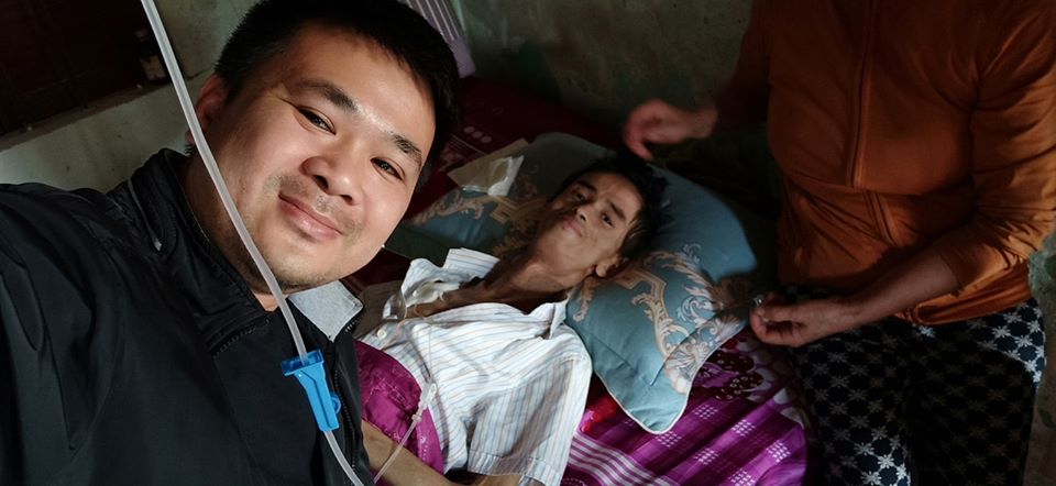 Đau lắm nhưng vẫn ráng cười để selfie với anh