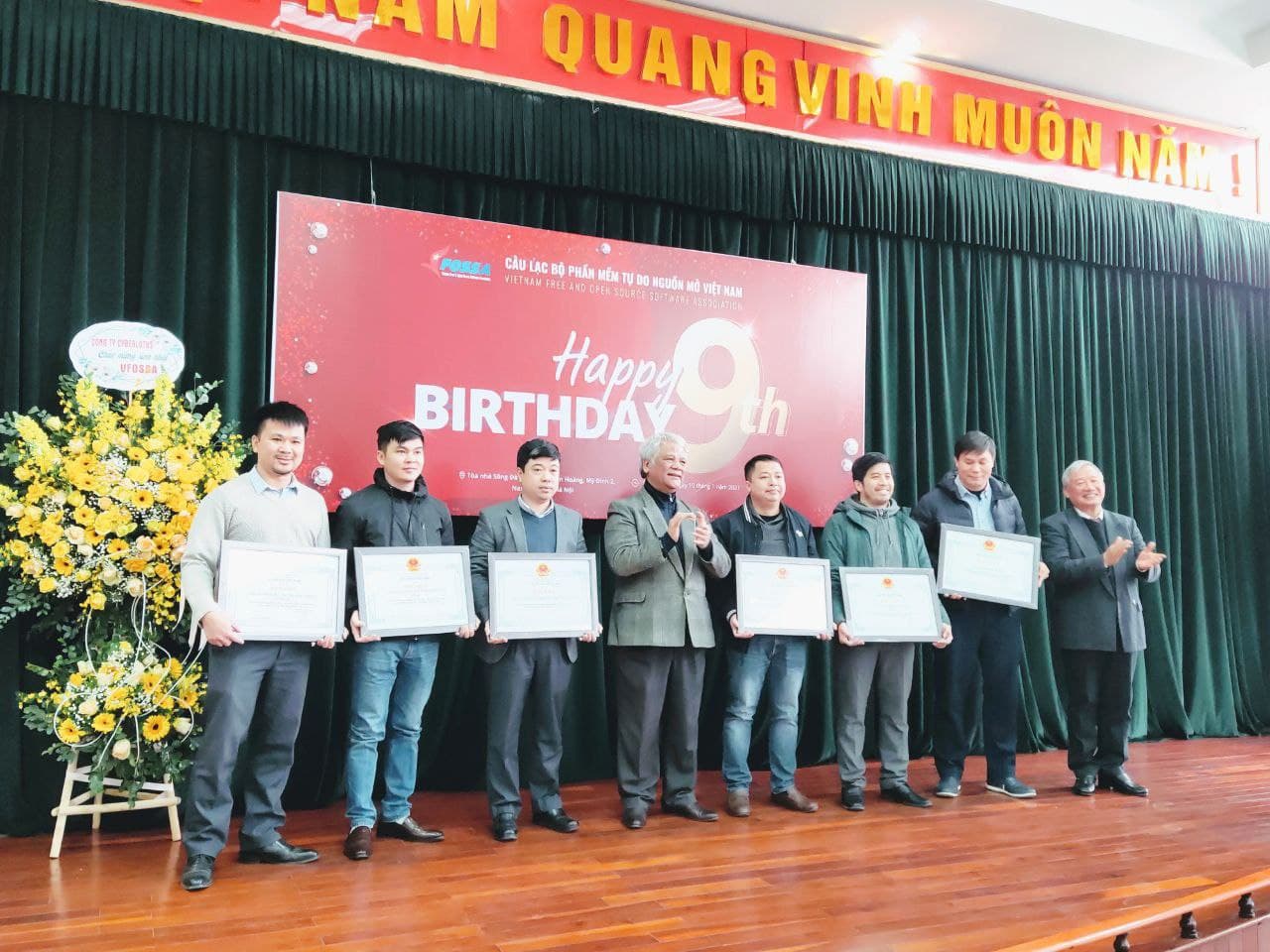 Thành viên Cộng đồng NukeViet - Công ty VINADES (ngoài cùng bên trái) nhận Bằng khen của Hội tin học Việt Nam